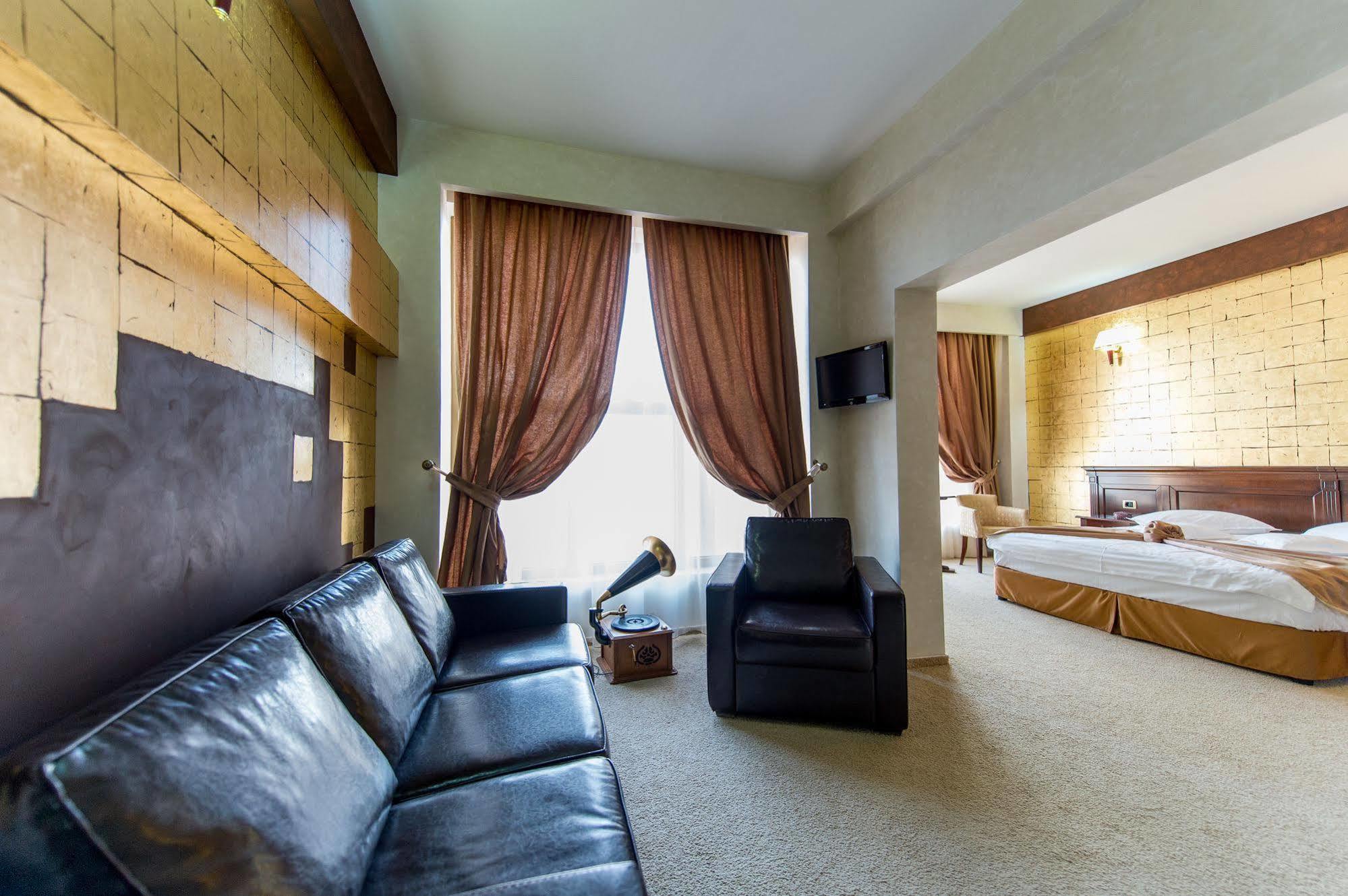 Hotel Rexton Крайова Экстерьер фото